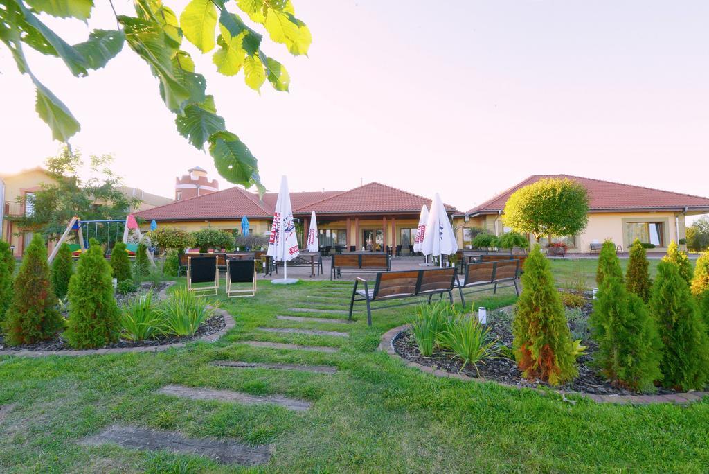 Hotel Daglezja Nad Jeziorem Kornickim Kornik Luaran gambar