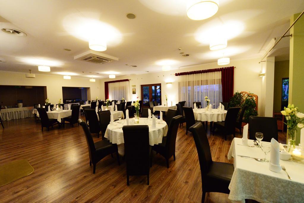Hotel Daglezja Nad Jeziorem Kornickim Kornik Luaran gambar