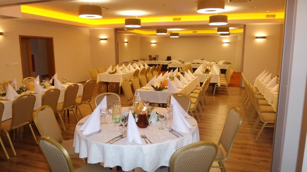 Hotel Daglezja Nad Jeziorem Kornickim Kornik Luaran gambar
