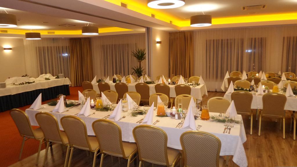 Hotel Daglezja Nad Jeziorem Kornickim Kornik Luaran gambar